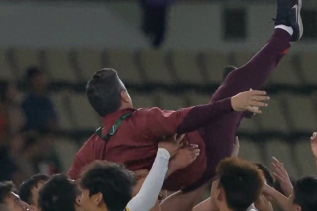 足球比分-安东尼奥被高高抛起!率队创造奇迹,媒体人热议:进决赛满分操作|U23|越南|王钰栋|U23亚洲杯|拜合拉木_新浪体育_新浪新闻